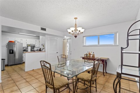 Condo in Pembroke Pines, Florida, 2 bedrooms № 2245228 - photo 7