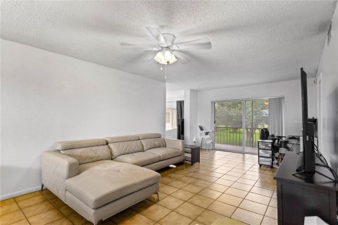 Condo in Pembroke Pines, Florida, 2 bedrooms № 2245228 - photo 19
