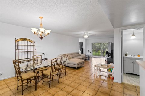 Condo in Pembroke Pines, Florida, 2 bedrooms № 2245228 - photo 3