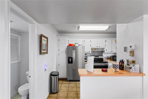 Condo in Pembroke Pines, Florida, 2 bedrooms № 2245228 - photo 10