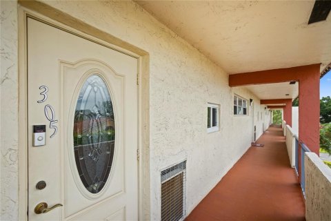 Condo in Pembroke Pines, Florida, 2 bedrooms № 2245228 - photo 2