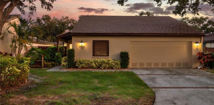 House in Sarasota, Florida 2 bedrooms, 151.43 sq.m. № 2202907
