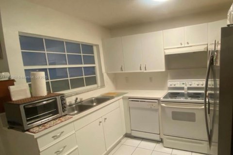 Condo in Miami, Florida, 2 bedrooms  № 1864178 - photo 1