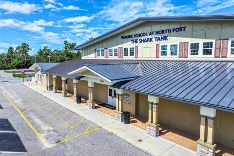 Propiedad comercial en venta en North Port, Florida, 1506.13 m2 № 1904190 - foto 1