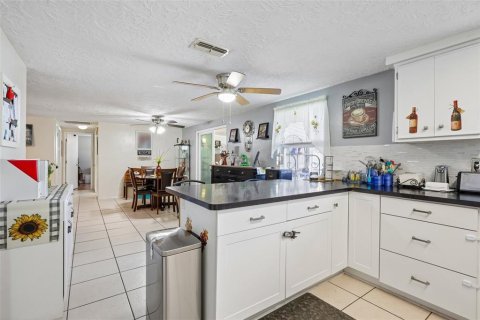House in Holiday, Florida 3 bedrooms, 88.07 sq.m. № 2155718 - photo 9