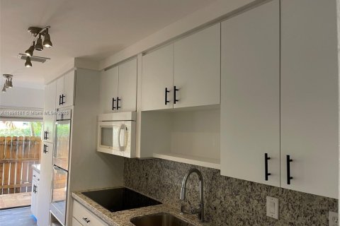 Condo in Miami, Florida, 3 bedrooms  № 1944541 - photo 12