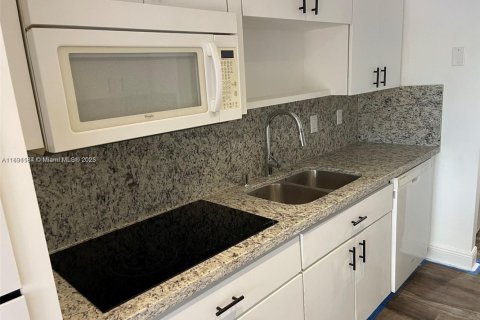 Condo in Miami, Florida, 3 bedrooms  № 1944541 - photo 14