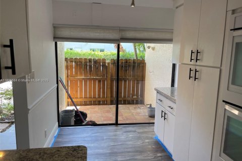 Condo in Miami, Florida, 3 bedrooms  № 1944541 - photo 19