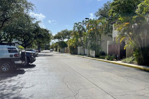 Condo in Miami, Florida, 3 bedrooms  № 1944541 - photo 2