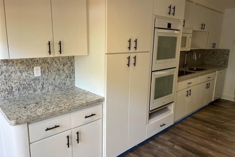 Condo in Miami, Florida, 3 bedrooms  № 1944541 - photo 17