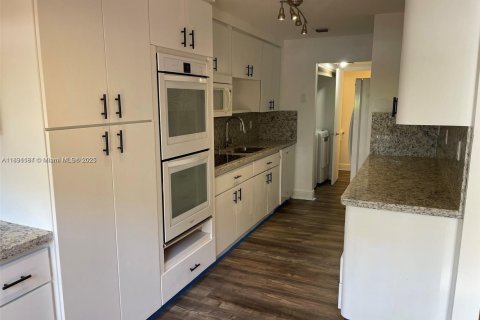 Condo in Miami, Florida, 3 bedrooms  № 1944541 - photo 16