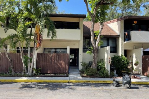 Condo in Miami, Florida, 3 bedrooms  № 1944541 - photo 1