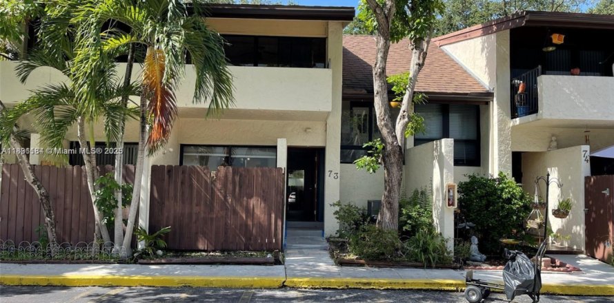 Condo in Miami, Florida, 3 bedrooms № 1944541