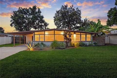 Casa en Saint Petersburg, Florida 3 dormitorios, 103.86 m2 № 2385942