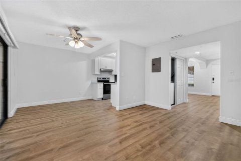 Townhouse in Tampa, Florida 3 bedrooms, 118.91 sq.m. № 2236935 - photo 4