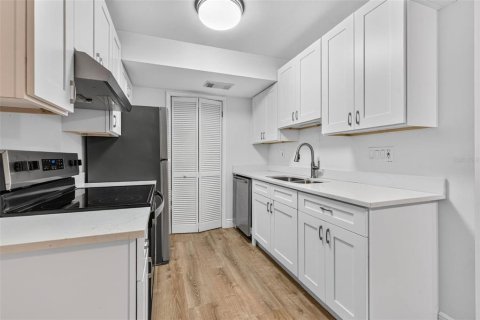 Townhouse in Tampa, Florida 3 bedrooms, 118.91 sq.m. № 2236935 - photo 9