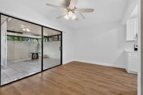 Townhouse in Tampa, Florida 3 bedrooms, 118.91 sq.m. № 2236935 - photo 6