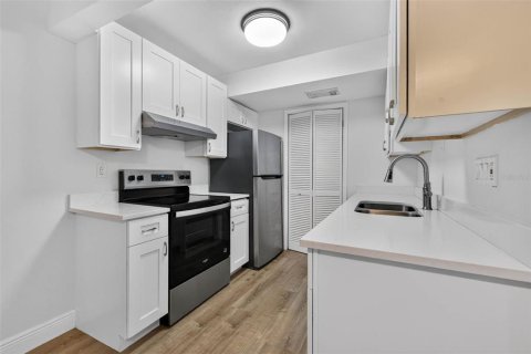Townhouse in Tampa, Florida 3 bedrooms, 118.91 sq.m. № 2236935 - photo 8