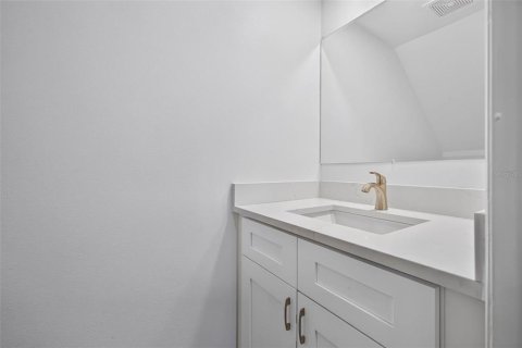 Townhouse in Tampa, Florida 3 bedrooms, 118.91 sq.m. № 2236935 - photo 12
