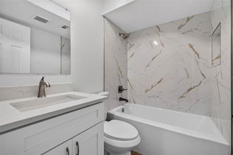 Townhouse in Tampa, Florida 3 bedrooms, 118.91 sq.m. № 2236935 - photo 17
