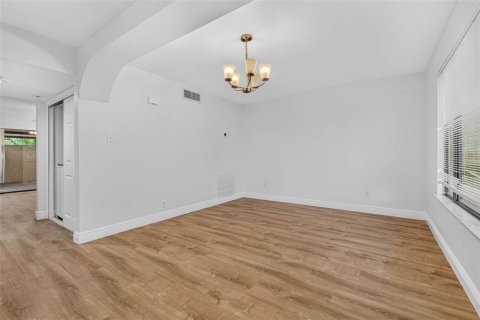 Townhouse in Tampa, Florida 3 bedrooms, 118.91 sq.m. № 2236935 - photo 14