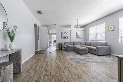 House in Temple Terrace, Florida 4 bedrooms, 178.56 sq.m. № 2199977 - photo 2