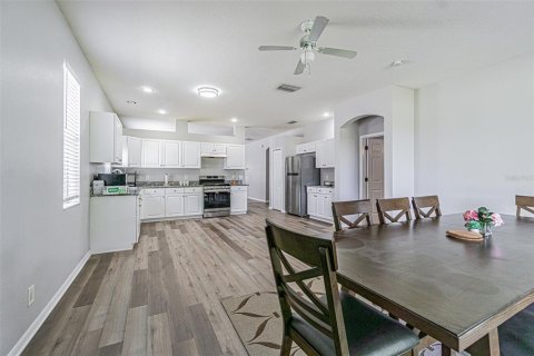 House in Temple Terrace, Florida 4 bedrooms, 178.56 sq.m. № 2199977 - photo 6