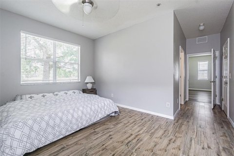 House in Temple Terrace, Florida 4 bedrooms, 178.56 sq.m. № 2199977 - photo 9