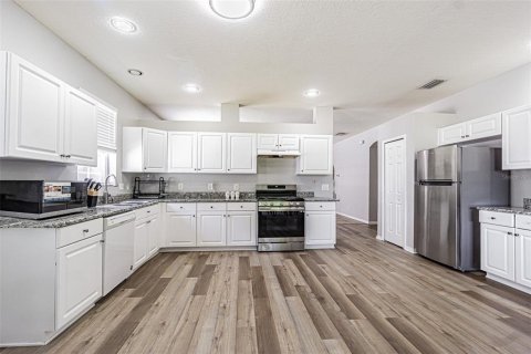 House in Temple Terrace, Florida 4 bedrooms, 178.56 sq.m. № 2199977 - photo 4