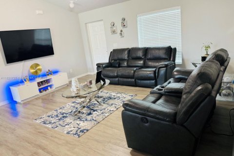 Villa ou maison à louer à Cape Coral, Floride: 4 chambres, 152.55 m2 № 1977206 - photo 5