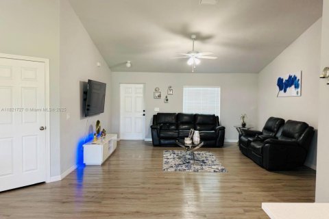 Villa ou maison à louer à Cape Coral, Floride: 4 chambres, 152.55 m2 № 1977206 - photo 4