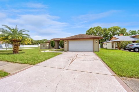 House in Hudson, Florida 3 bedrooms, 143.81 sq.m. № 1912198 - photo 2