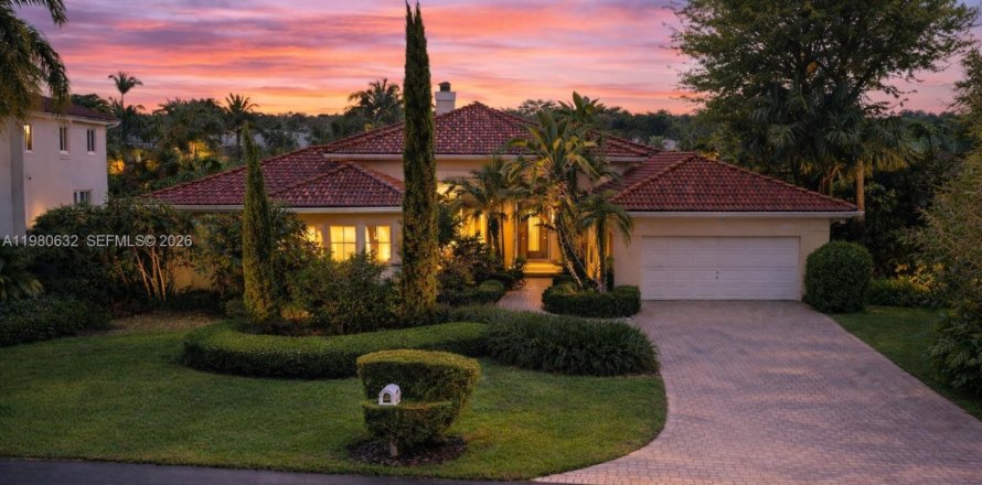 House in Palmetto Bay, Florida 5 bedrooms, 329.8 sq.m. № 2043871