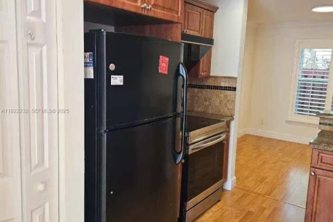 Снять в аренду таунхаус в Санрайз, Флорида 3 спальни, 127.09м2, № 1982857 - фото 7