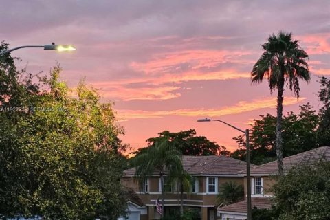 Снять в аренду таунхаус в Санрайз, Флорида 3 спальни, 127.09м2, № 1982857 - фото 3