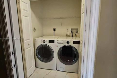 Снять в аренду таунхаус в Санрайз, Флорида 3 спальни, 127.09м2, № 1982857 - фото 11