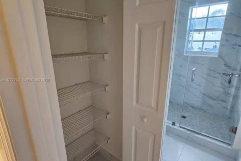 Снять в аренду таунхаус в Санрайз, Флорида 3 спальни, 127.09м2, № 1982857 - фото 5