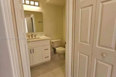 Снять в аренду таунхаус в Санрайз, Флорида 3 спальни, 127.09м2, № 1982857 - фото 6