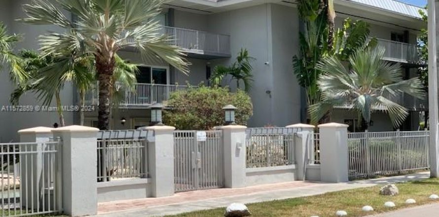 Condominio en Miami, Florida, 1 dormitorio  № 1811737