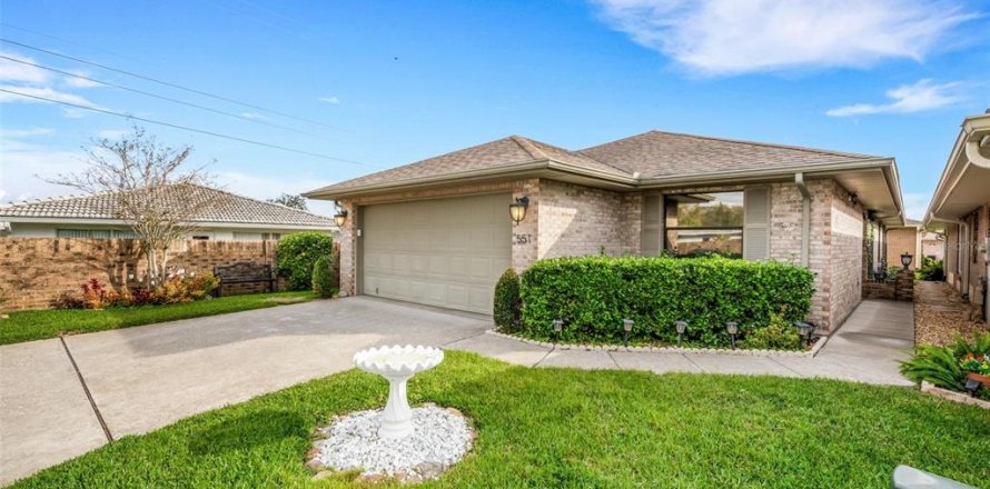 House in Lakeland, Florida 2 bedrooms, 117.06 sq.m. № 2138808