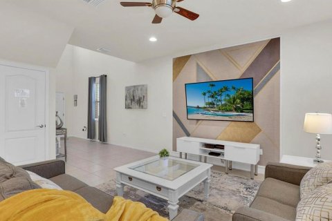 Casa en venta en Kissimmee, Florida, 5 dormitorios, 231.51 m2 № 1901031 - foto 4