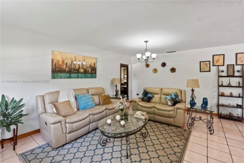 Купить виллу или дом в Катлер-Бей, Флорида 3 спальни, 144.46м2, № 1930746 - фото 17