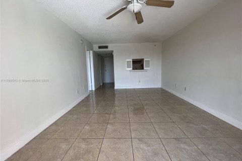 Condo in Miami, Florida, 1 bedroom  № 1944726 - photo 6