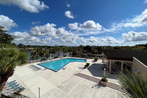 Condo in Miami, Florida, 1 bedroom  № 1944726 - photo 2