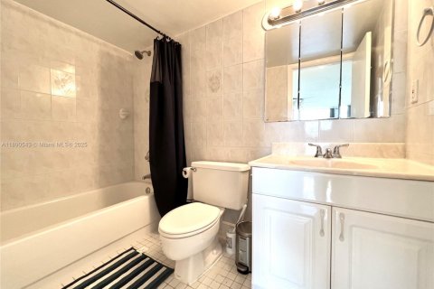 Condo in Miami, Florida, 1 bedroom  № 1944726 - photo 9