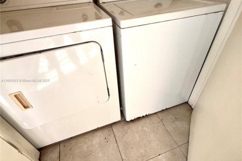 Condo in Miami, Florida, 1 bedroom  № 1944726 - photo 10