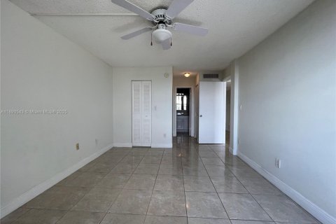 Condo in Miami, Florida, 1 bedroom  № 1944726 - photo 8