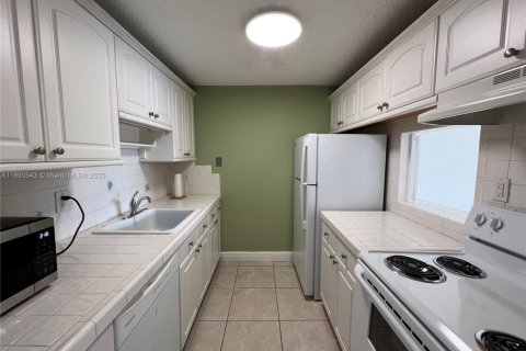Condo in Miami, Florida, 1 bedroom  № 1944726 - photo 3