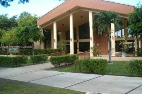 Condo in Miami, Florida, 1 bedroom  № 1944726 - photo 17