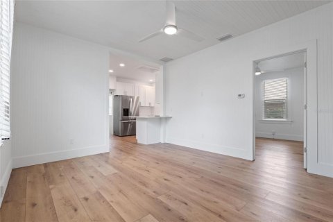 House in Tarpon Springs, Florida 2 bedrooms, 80.36 sq.m. № 2291772 - photo 15
